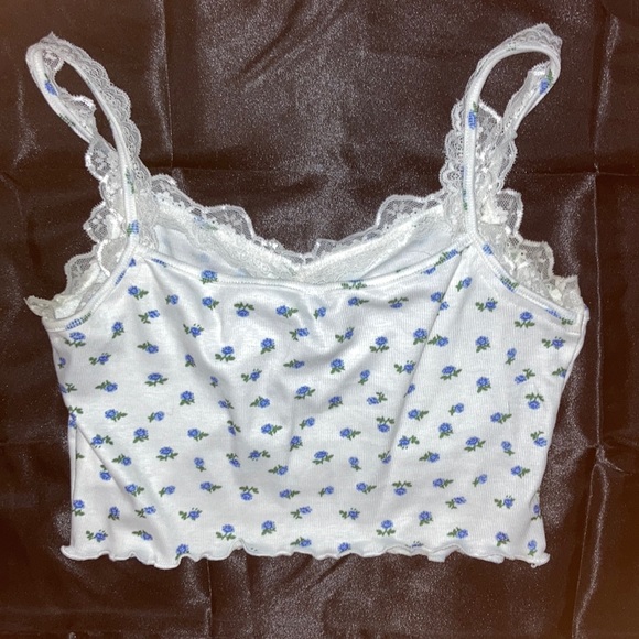 White cropped cami with little blue flowers - Picture 2 of 4